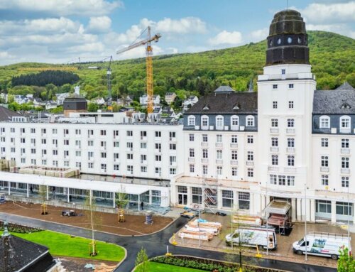 Bauarbeiten der Lamellendächer für das Hotel Steigenberger im Ahrtal